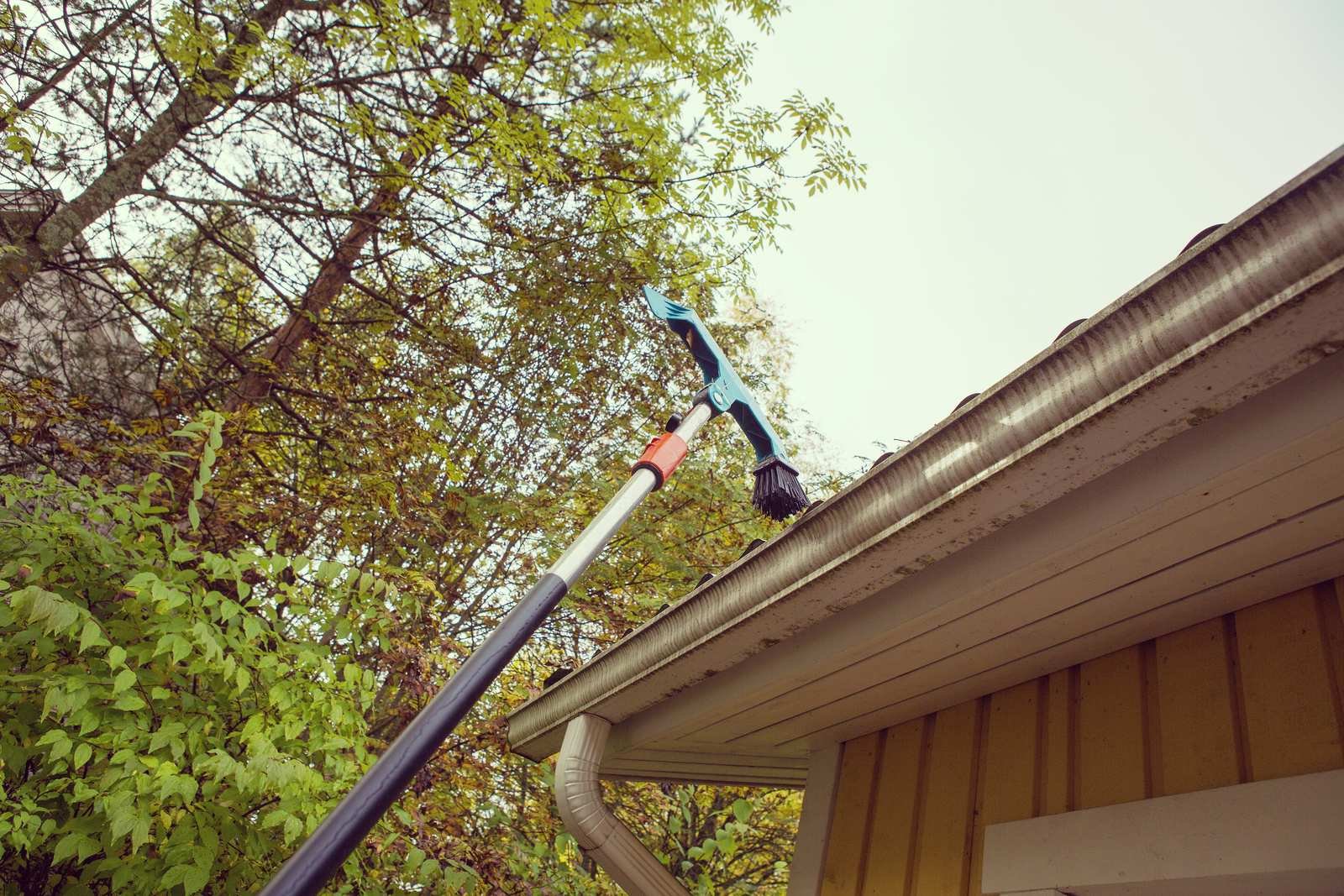 Gutter cleaning from the ground with an extendable pole